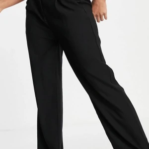 Svarta kostymbyxor från ASOS  - Bra skick, använt fåtal gånger. Tycker inte de sitter fint på mig därför säljer jag dom.