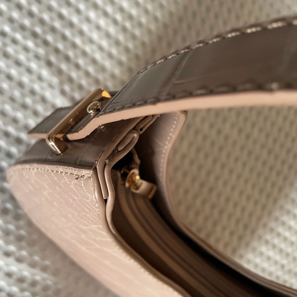 ASOS DESIGN - Gräddvit, krokodilskinnsmönstrad axelväska med lång rem och rundad design - 91