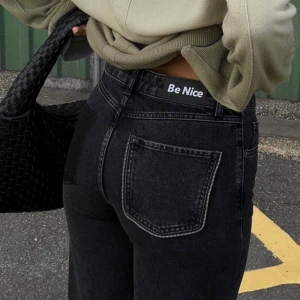 jeans ida carlsson - säljer de helt slutsålda jeansen från ida carlssons kollektion då de tyvärr va lite för små för mig. I längden passade de mig som är 166cm. De är bara testade en gång så lappen är kvar.😊Kan tänka mig att byta mot ett par i 36 också