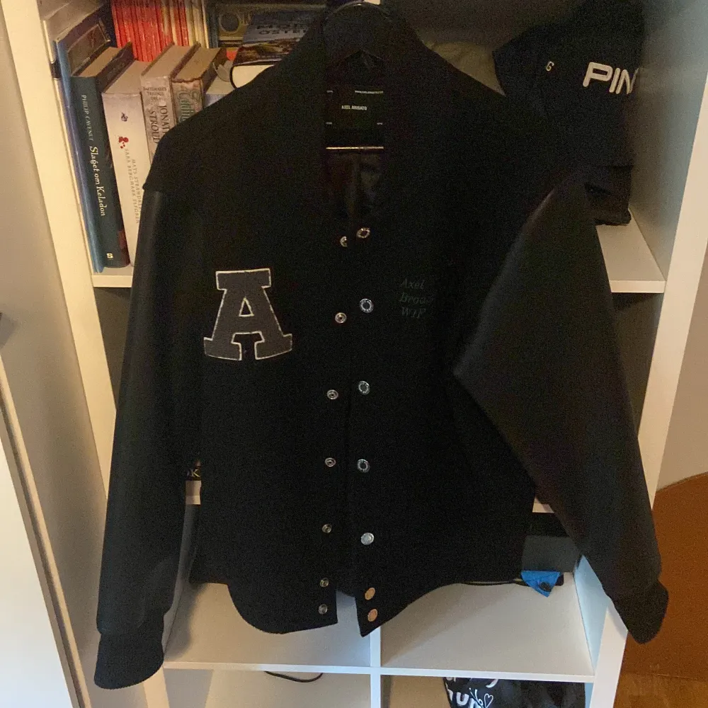 Axel arigato varsity jacka köpt för ca 1 år sedan för 2700 kr, använd ca fem gånger säljer den för att den inte används. Kan mötas upp i Stockholm . Takit.