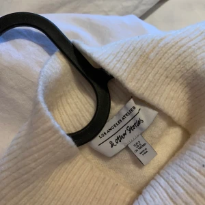 Stickad tröja  - Säljer min stickade tröja från & other stories💕 Jättefin gräddvit färg och sticks inte alls🤩 Storlek S💕