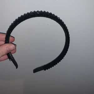 Diadem❤️ - Jättegulligt diadem från Ur och Penn⚡️ Säljer p.ga använder inte längre💗 Köpte för 79 säljer för 15+frakt ( ingen frakt om man kan mötas upp )❣️ 