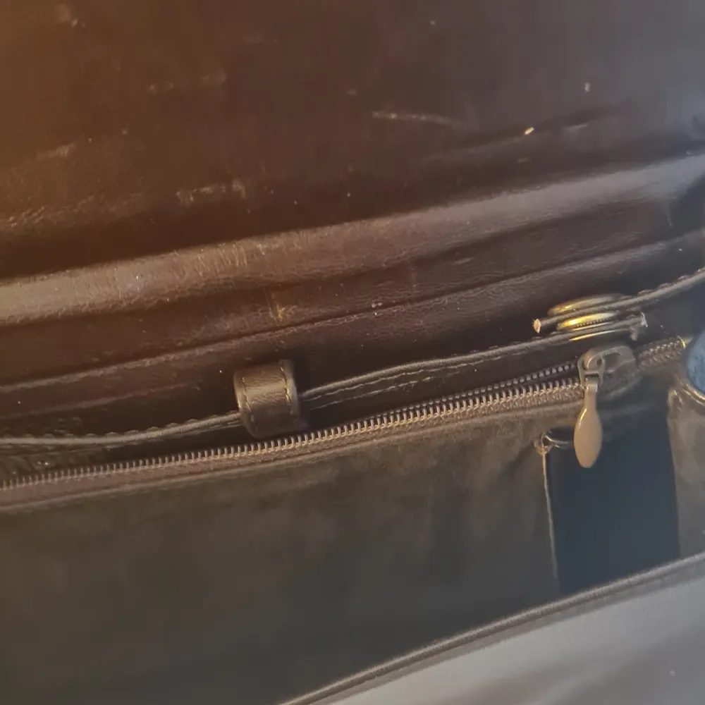 Brun läderväska i användt skick. . Väskor.