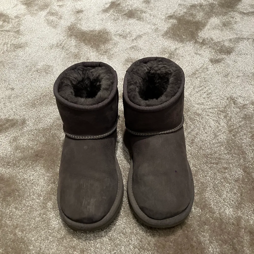 Jag säljar min grå uggs, för att dem är för små för mig. Jag köpte dem för ett år i Tyskland.. Skor.