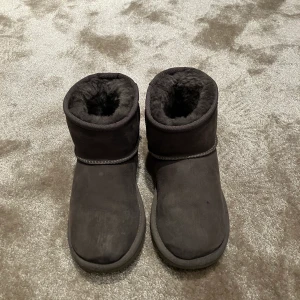 Grå Uggs - Jag säljar min grå uggs, för att dem är för små för mig. Jag köpte dem för ett år i Tyskland.