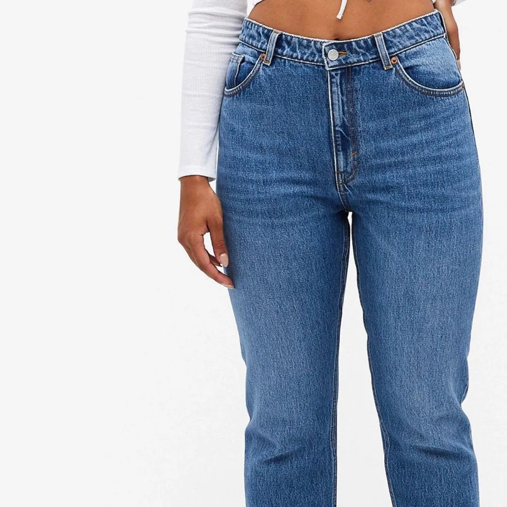 Straight jeans med mid/high rise. Jättenice passform men tyvärr blivit för små. Modellen heter moluna. Skriv för egna bilder. Jeans & Byxor.
