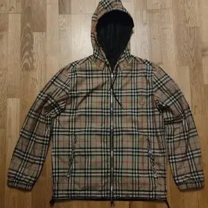 Burberry Reversible Vintage Check Jacket med minimal användning.