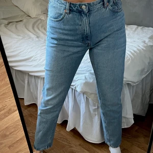 Jeans Monki - Superfina jeans från Monki! Säljer då de tyvärr är förstora… de är i väldigt fint skick och använda fåtal gånger!🫶🏼