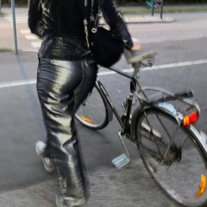 Glitterbyxor! - Snyggaste glitterbyxorna från nakd! Perfekt för att liva upp höstgarderoben🥰 använda 2 gånger😊 hör av er vid frågor!!!