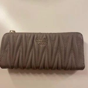 Guess plånbok  - Äkta guess plånbok aldrig andvänd  Pris kan diskuteras  Guess 1981 denna model går ej att köpa längre vad jag har hittat Nypris runt 1000