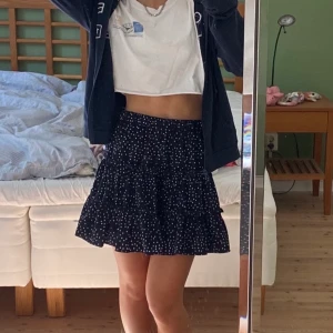 Blå prickig kjol - Verkligen en jätte söt kjol. Har lite volanger. Användbar till många plagg💙