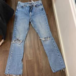 Utsvängda zara jeans med slits