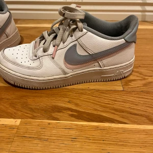 Nike air force stl 37,5 - Vita air force med rosa och blåa detaljer