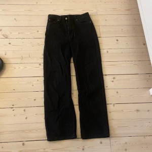 Svarta straight jeans  - Ett par svarta Loose straight jeans från hm. Storlek 36, passar perfekt i längden på mig (är 165cm) Dom är Highwaisted men sitter precis under naveln på mig. Nypris 250kr.
