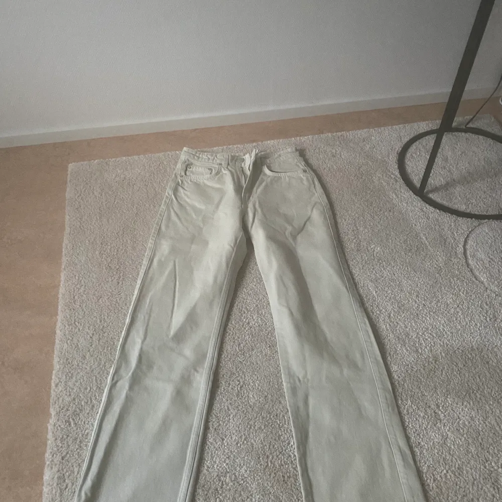 Straight leg jeans ifrån WEEKDAY. Modellen heter Rowe. I nyskick, har nästan knappt använt. Säljer då jag gått ner i vikt och sitter ej fint på mig längre. Farkut & Housut.