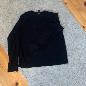 Stickad tröja  - Jätte fin stickad tröja med slits nertill på ärmarna. Storlek M och i jätte bra skick👌