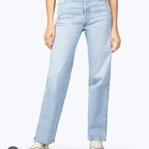 Säljer dessa levis jeans i modellen ribcage straight som inte kommer till användning längre. Har sprätt up dem längst ner för att få de längre och raka❤️