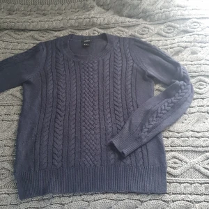 Marinblå stickad tröja - Säljer nu denna fina tröjan som tyvärr är för liten. Den är knappt använd och går att styla på många sätt. Passar perfekt nu till hösten! Frakten tillkommer💙