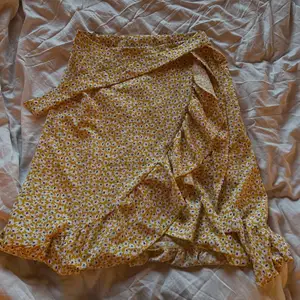Somrig kjol med volang. Går att knyta till i midjan. Från Shein.  Pris 45kr + frakt 😋💓😙(posted 15/09/22) 