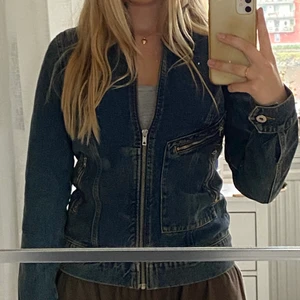 COLLUSION jeansjacka i motocross modell  - Skitsnygg jeansjacka från COLLUSION i tightare passform med dragkedja! Så cool jacka som lätt kan klä upp en outfit! Säljer då den var lite för tight på mig. Köpt för 519 kr på Asos. Kan skickas på post eller mötas upp, köparen står för frakten 🥰