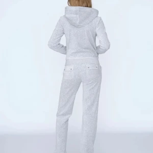 Juicy set grå - Säljer mitt gråa juicy set som är sparsamt använt. Byxor i XXS o tröja XS. Skriv privat för egna bilder