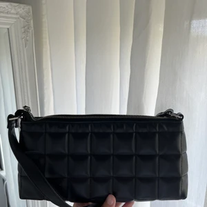 Monki väska - Snygg väska från monki. Passar perfekt till allt plus rymmer mer än vad man tror. Justerbart axelband. Använd fåtal gånger i bra skick. Köparen står för frakten