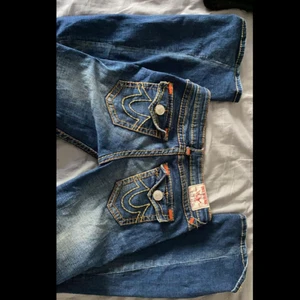 True religion jeans  - Ett par äkta true religion Jens som är lågmidjade med bootcut.köpta från stöld för 1200kr,jätte fina och har en bra passform💕priset kan diskuteras 