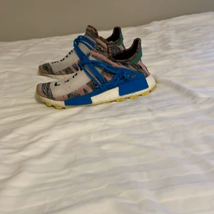 Nmd human race - Säljer ett par human races i storlek 41,5. Passar ifall du har mellan 41-42,5 i vanliga fall. Det är använda men är i fint skick 8/10 skulle jag säga. Går för 324€ på StockX. Hör av dig vid fler frågor. Kan även tänka mig trades. Såklart är de äkta! 