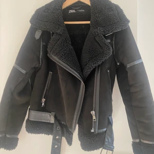 Vinter jacka från zara! - Säljer min supervarma och skit coola jacka från zara då den är förliten för mig! Använd en höst så nytt skick och det ända är att den är lite nopprig av stickade tröjor (se sista bilden) men det går bort hur enkelt som helst med en sånn ullkamm!🫶🏼❤️