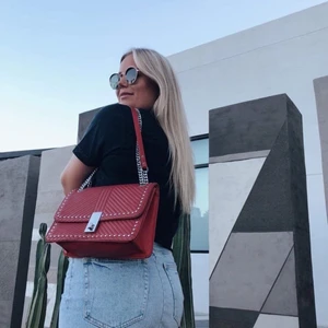 Röd festlig väska! - Snygg väska till utekvällen eller bara för att få lite färg till outfiten! Använd lite då och då, men bra skick fortfarande!