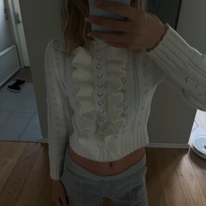 Tröja från zara  - En söt stickad tröja från zara i stl M, men skulle säga att det även passar en S. Är nästan helt oanvänd och i ett väldigt bra skick. Kommer tyvärr inte till användning, men har väldigt fina detaljer.❤️ frakt ingår ej i priset!!