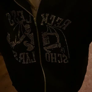 Regi Less Zip Hoodie - Säljer ReckLess Zip Hoodie då det var en för liten storlek för mig. Inga skador alls All stenar är kvar 