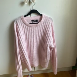 Tröja - Säljer dennna gulliga stickade tröjan ifrån bik bok!💓💓