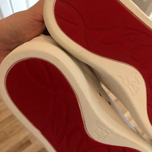 Christian louboutin skor - Christian louboutin skor. Säljer eftersom jag fick de i present och de inte passade. Aldrig använda endast testade. Kan inte garantera äkthet.❤️‍🔥