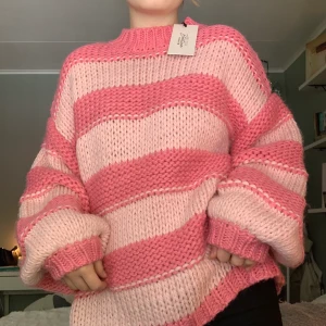 Stickad tröja - En superfin randig stickad tröja från NA-KD. Helt oanvänd och lapparna är kvar. Nypris 499kr. Priset kan diskuteras. Frakten ingår inte🥰
