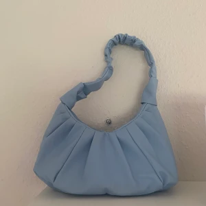 Blå väska - Jättefin blå väska. Bra skick, nästan aldrig använd. Priset går att diskutera och Köparen står för frakt.