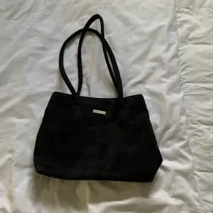 Supersnygg simpel svart handväska. Använd ett fåtal gånger. 