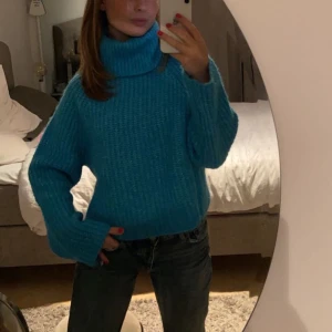 Stickad tröja  - SUPERsnygg blå stickad tröja från zara! Nyskick använt 2 gånger och köpt i fiol💙 Storlek S.