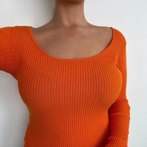 Orange topp - Säljer denna oranga toppen från bikbok då den aldrig kom tills användning. Prislapp finns kvar! Köpare står för frakt!🧡