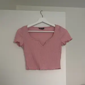 En tshirt i ljusrosa färg, storlek xs, jätte fint material, aldrig använd