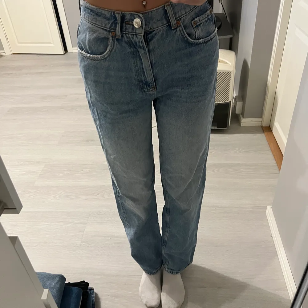 Säljer mina midwaist jeans från Gina tricot. Använda ca 5 gånger men i väldigt bra och fint skick. Sitter bra på mig som är 172💞 kan frakta om de önskas📦✉️ Pris kan diskuteras💞. Jeans & Byxor.