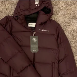 Vinterjacka från SnailRacing - Dunjacka från SnailRacing! Använd en vinter men i fint skick. Strl L men passar bra på mig som brukar ha S/M! Nypris 3500kr, skriv privat för fler bilder💕 Priset är diskuterbart vid smidig affär🤝