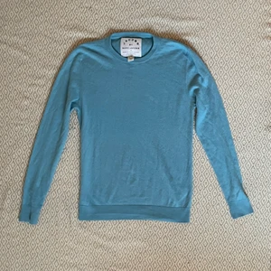 Blå Kashmir tröja ifrån marc jacobs - Säljer denna jättefina blåa Kashmir tröjan ifrån Marc Jacob! Använd fåtal gånger. Jätteliten fläck som inte syns på!