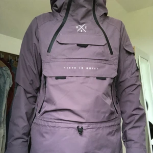 Dope jacka Akin w  - Säljer min snowboard jacka, använt den drygt en säsong. Den är i storlek s, skulle säga att den är ganska stor i storleken. Köpte den för ca 2000 nypris! Jag står inte för frakt!