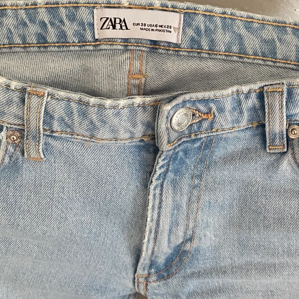 Säljer mina helt nya lågmidjade zara jeans i storlek 38, då jag beställde fel Storlek och inte kunde returnera. ❤️. Jeans & Byxor.