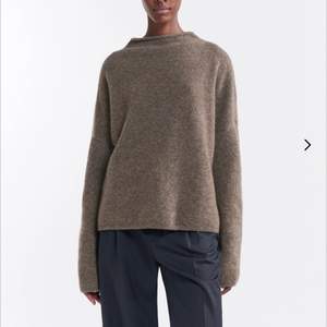 En tidslös brun/beige sweater från Filippa K. Strl S men skulle säga passar de flesta. Tacksam i storleken. Aldrig använt. Kommer återgärda vecken innan försäljning såklart.   Nypris: 3200kr  