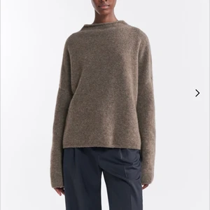 Filippa K tröja  - En tidslös brun/beige sweater från Filippa K. Strl S men skulle säga passar de flesta. Tacksam i storleken. Aldrig använt. Kommer återgärda vecken innan försäljning såklart.   Nypris: 3200kr  