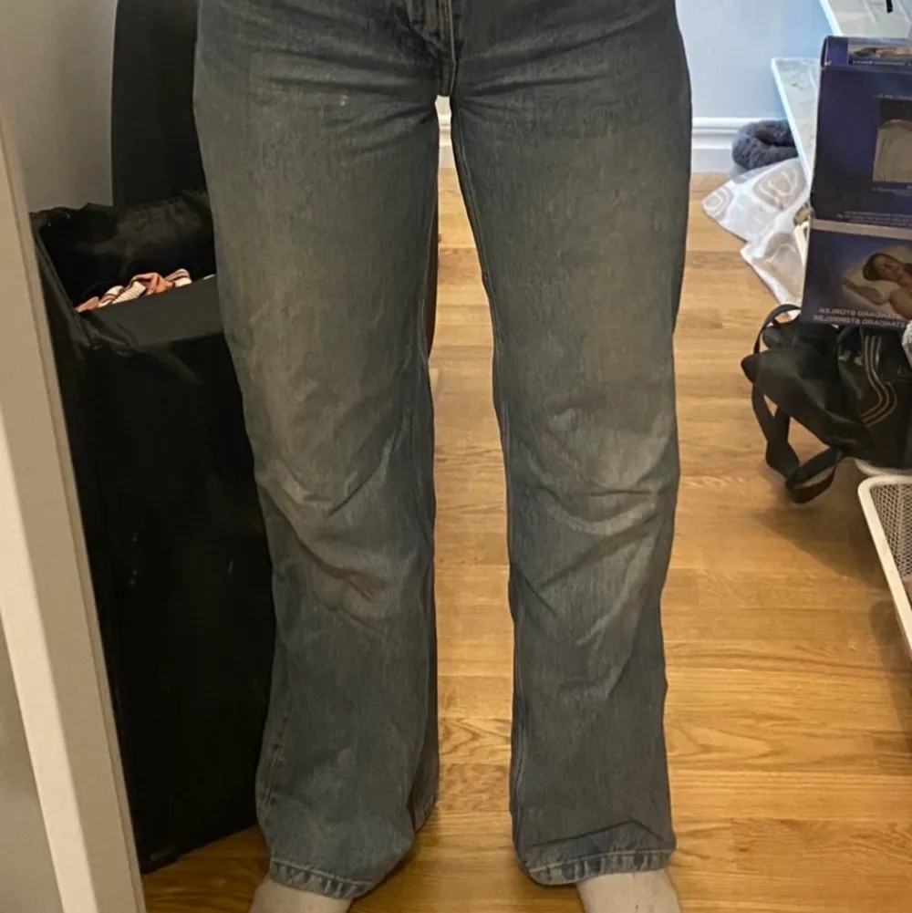 Blåa jeans från Monki, storlek 25. Köpte dessa för 2 år sen men är nu för små. Inga skador på plagget, snyggt och fräscht.. Jeans & Byxor.