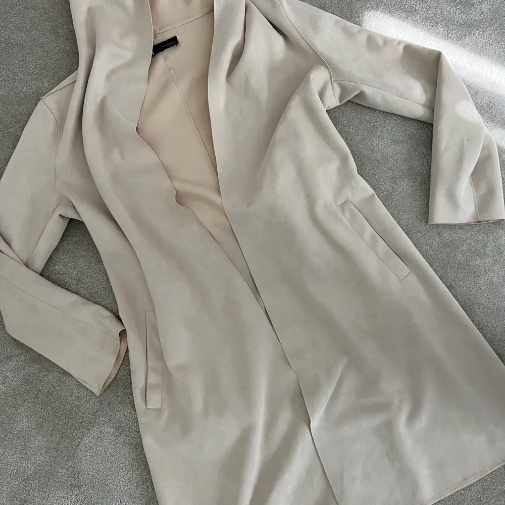 Beige kappa från ZARA i strl. M men passar S/M. Är i bra skick men säljer pga att den inte kommer till använding. Har en luva och bälte.. Takit.