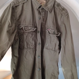 Overshirt hollister - Mörkgrön overshirt i bra skick  köpt i USA, passar bra nu till hösten också